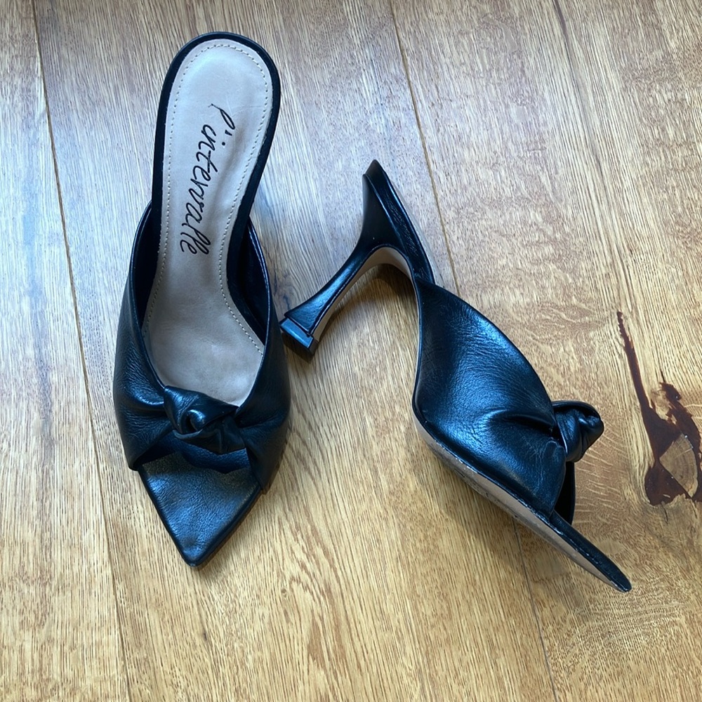 La interval open toe size 6 kitten, heel black shoes